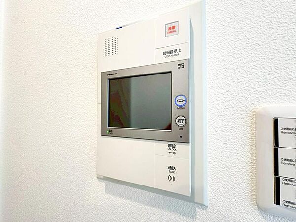 【モニター付きインターホン】モニター付きインターホンで来客者の顔が見れるのでお子様の留守番時にも安心できますね。
