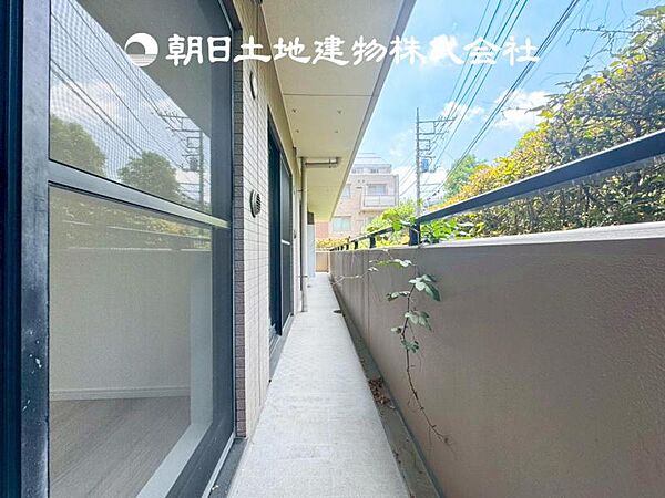 【バルコニー】温かい太陽を感じる事ができるのは、目の前に遮るものが無いから。彼方に広がる風景が絵画のように広がります。