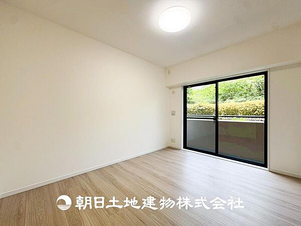 【居室】大切なご家族、招いた友人と過ごす大切な時間を差し込む光が優しく包み込む空間。大切な人とともに、心穏やかに過ごすひとときを味わってください。