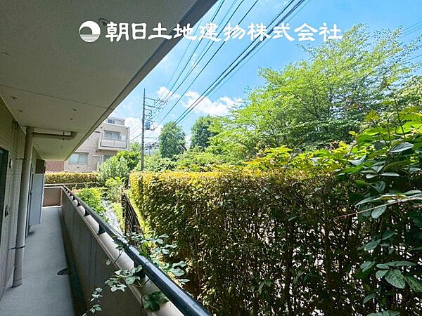 【眺望】気持ちよい開放感があり、遮るものもなく気持ちのいい景色が広がります。お部屋にも爽やかな風と暖かく柔らかな日差しが差し込み、気持ちを穏やかにしてくれます。毎日の暮らしを豊かに彩ります。
