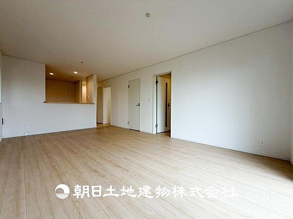 【リビング】開放的で明るい空間が広がるLDK。リビングには潤沢な太陽が降り注ぎ、爽やかな住空間を演出できます。