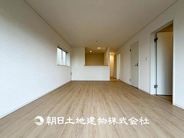 【リビング】リビングにはみんなが集い食事や楽しい会話でついつい時を忘れてしまう。そんな束の間の幸せを感じさせてくれる場所。