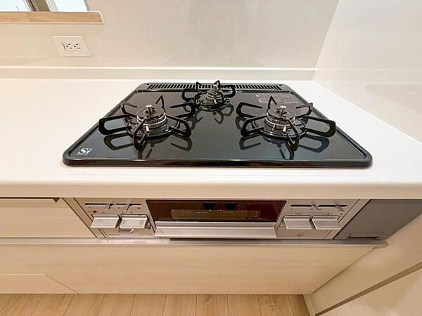 【3口ガスコンロ】お料理に必須の3口コンロ。同時進行で自慢のお料理も効率アップ！もちろんグリルもついてます！