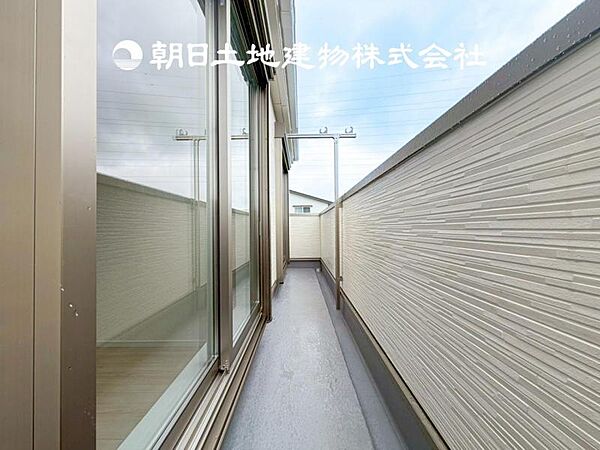 【バルコニー】太陽に愛された家。陽当り・通風に優れた魅力的で快適さを追求したプライベート空間です。