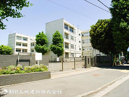 【横浜市立勝田小学校】500ｍ　自然に恵まれた環境で、基礎学力と豊かな心を育む小学校。地域との連携を大切にし、子どもが安心して学び成長できる教育が魅力です。