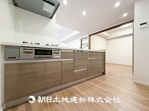 【キッチン】高級感のあるシックなキッチンでコーディネイトしました。お料理にもひと工夫したくなるそんなキッチンです。