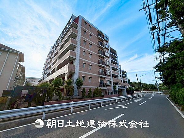 【外観写真】家族の色を映し出す洗練された邸宅は、ずっと輝き続けながらいつしか街の風景に溶け込んでいきます。