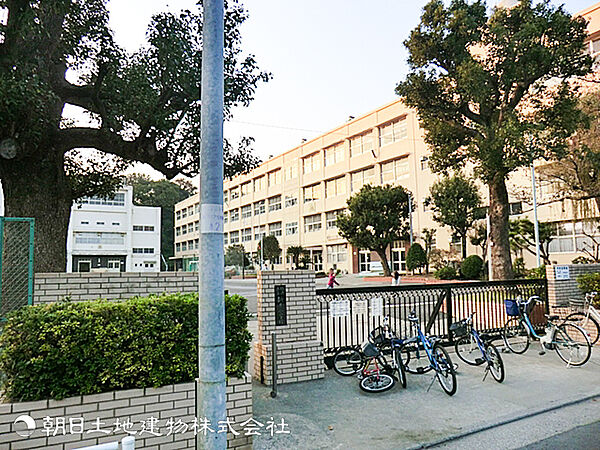 【新井小学校】60ｍ　自然豊かな住宅地にある、のんびりとした雰囲気が魅力の小学校です。イベントが充実・校庭は思いっきり遊べる広さがあり、お子様が楽しんで通うことができます。