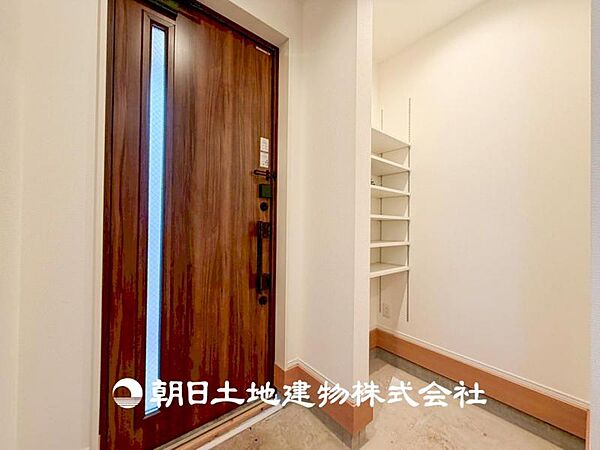 【玄関】家族の帰り、遊びに来る友人、知人を優しく迎え、温もりに満ちた生活空間を予感させる。帰りたい家がここにあります。