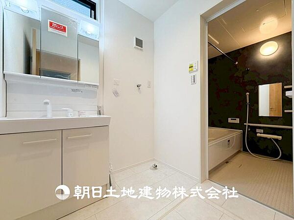 【洗面化粧台】落ち着いた清潔感のある空間は、身だしなみチェックや肌のお手入れに最適です。収納も十分でゆとりを持たせます。