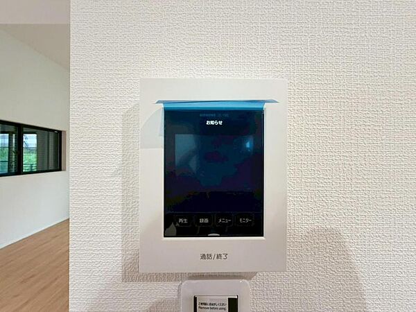 【モニター付インターホン】お子様のお留守番にも安心なＴＶモニタ付インタホン。来客者を確認できる上に留守中の録画もできます