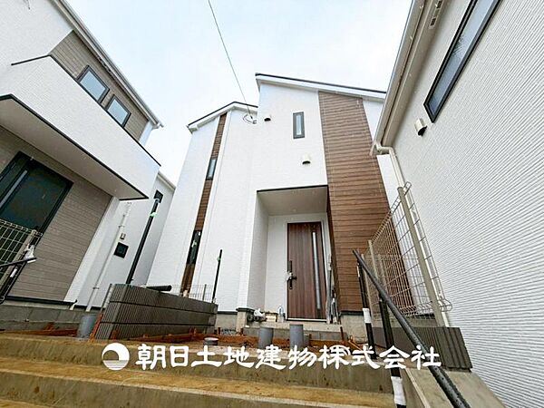 【外観写真】穏やかな風と陽光、日常生活を一段と心地よいものにしています。周辺とのコラボにより明るく開放的な空間を演出。