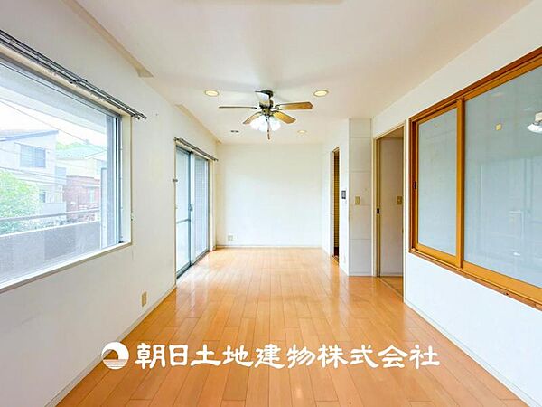 【リビング】大切なご家族、招いた友人と過ごすひと時を溢れる光が優しく包み込む空間。充実した住空間は心を豊かにします。