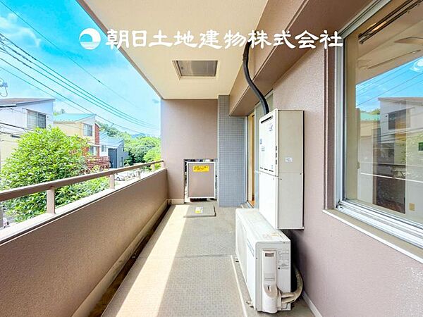 【バルコニー】南向きの広いバルコニーから、暮らしの中でのたくさんの光と心地よい風を感じられる癒し空間です。