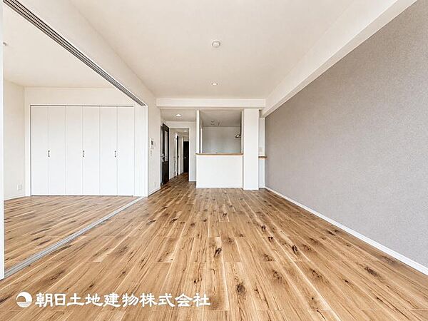 【リビング】開放的で明るい空間が広がるLDK。リビングには潤沢な太陽が降り注ぎ、爽やかな住空間を演出できます