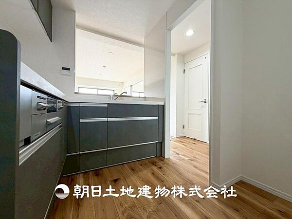 【キッチン】仲良しなご夫婦、お子様、みんなでお料理ができる程の贅沢なスペースを実現したキッチンとなっております。