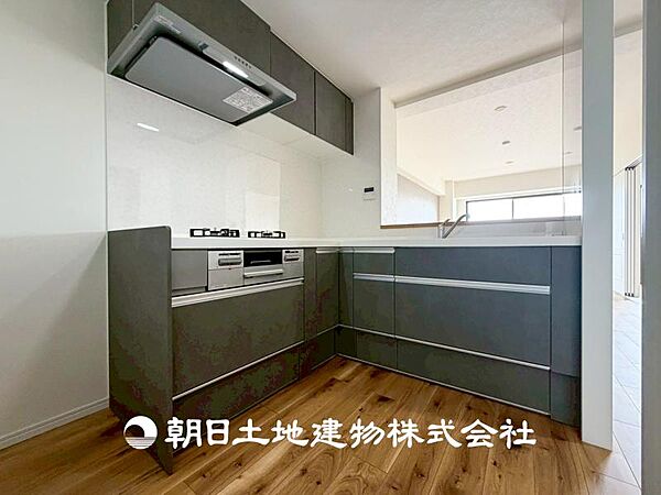 【キッチン】シンプルでスタイリッシュなカウンターキッチンです。小さなお子様を安心して遊ばせながら家事ができます。