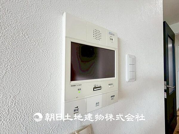 【モニター付インターホン】お子様のお留守番にも安心なＴＶモニタ付インタホン。来客者を確認できる上に留守中の録画もできます