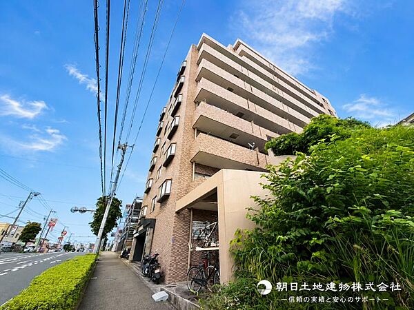【外観・立地】時代の流行ではなく拘りを貫く。シックなカラートーンで街並みに溶け込む外観は、絶妙なバランスで輝きを放ちます