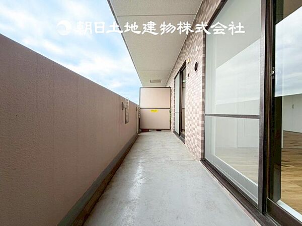 【バルコニー】日々の暮らしの中で当たり前のように光と風を演出してくれるバルコニー、開放的な空間を独占して癒されてください