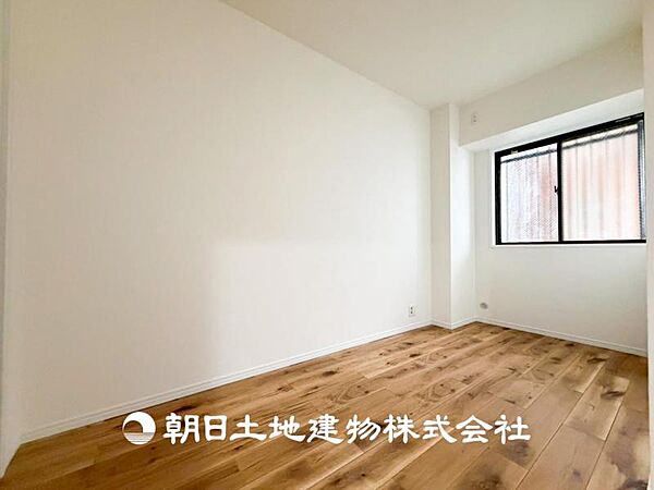 【洋室】自宅で快適に過ごす条件は一人ひとり違います。個性が強すぎないシンプルな内装とシンプルなデザインで統一しております