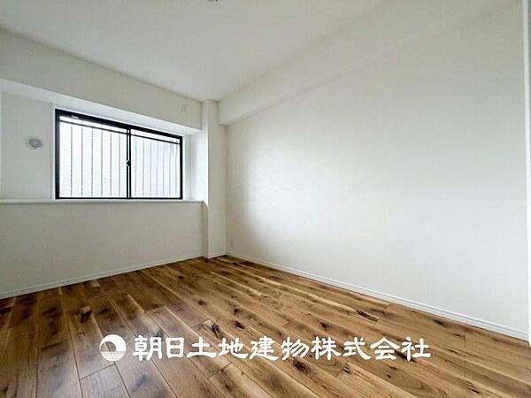 【和室】和室には洋室とはまた違った良さがある。畳の香りに癒され、日本を感じることのできる落ち着きある一部屋です。