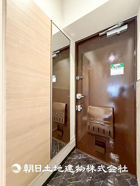 【玄関】大切な家族、お客様をお迎えする玄関は住宅の入口。落ち着いた雰囲気で暖かく迎えてくれます。収納もたっぷりあります。