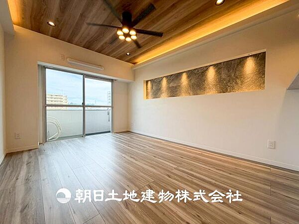【リビング】大切なご家族、招いた友人と過ごすひと時を溢れる光が優しく包み込む空間。充実した住空間は心を豊かにします。