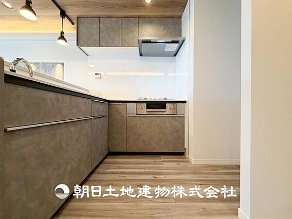 【キッチン】仲良しなご夫婦、お子様、みんなでお料理ができる程の贅沢なスペースを実現したキッチンとなっております。