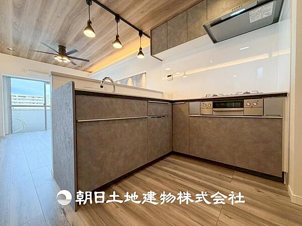 【キッチン】シンプルで使いやすさにこだわりました。快適な日常を支える機能性と強さがひとつになった自慢のキッチンです。