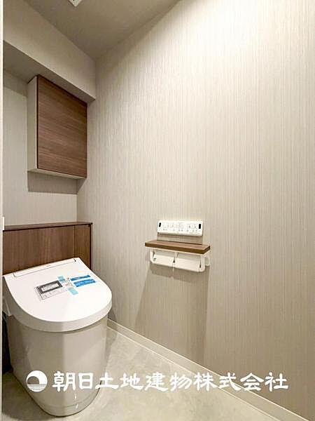 【トイレ】家族みんなが毎日使う場所だから。お掃除がしやすい方はいい。汚れをふき取り易いフロアと壁紙をチョイス致しました