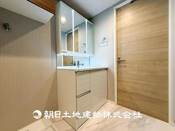 【洗面化粧台】広々とした洗面化粧台はたっぷり収納もさるますし、朝の忙しい時間でも心に余裕とゆとりを作ってくれます。
