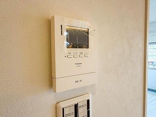 【モニター付インターホン】お子様のお留守番にも安心なＴＶモニタ付インタホン。来客者を確認できる上に留守中の録画もできます