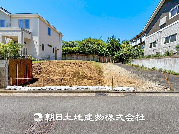 【外観写真】今はまだ建築中ですがここからスタートする住空間をイメージするには十分です。現地に足を運んでみてください。