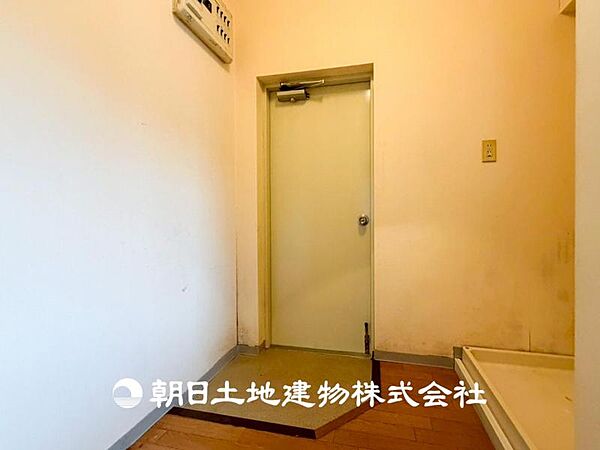【玄関】高級感漂う玄関と廊下。家族の帰り、遊びに来てくれる友人を優しく迎えるスペース。ハッピーな生活を予感させます。