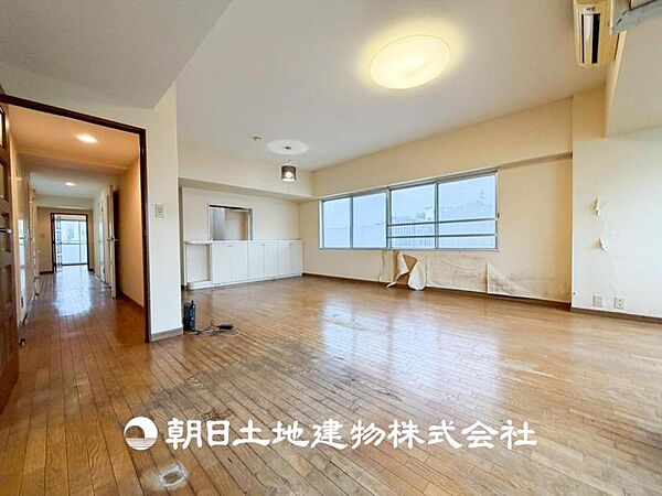 【リビング】大切なご家族、招いた友人と過ごすひと時を溢れる光が優しく包み込む空間。充実した住空間は心を豊かにします。