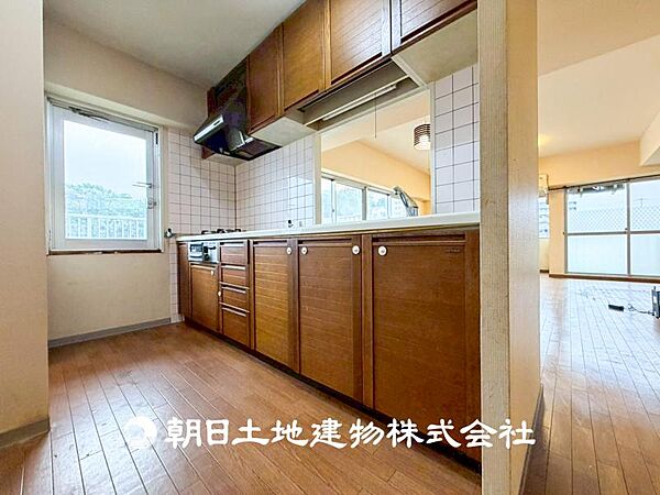【キッチン】仲良しなご夫婦、お子様、みんなでお料理ができる程の贅沢なスペースを実現したキッチンとなっております。