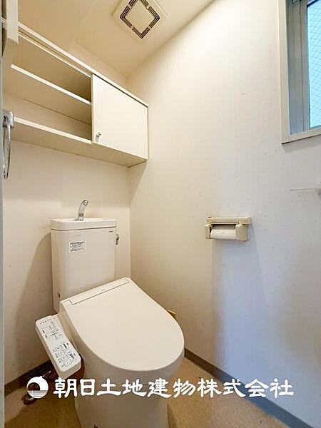 【トイレ】家族みんなが毎日使う場所だから。お掃除がしやすい方はいい。汚れをふき取り易いフロアと壁紙をチョイス致しました