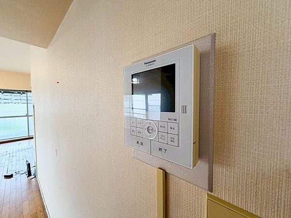 【モニター付インターホン】お子様のお留守番にも安心なＴＶモニタ付インタホン。来客者を確認できる上に留守中の録画もできます