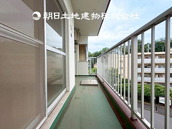 【バルコニー】太陽に愛された家。陽当り・通風に優れた魅力的で快適さを追求したプライベート空間です。