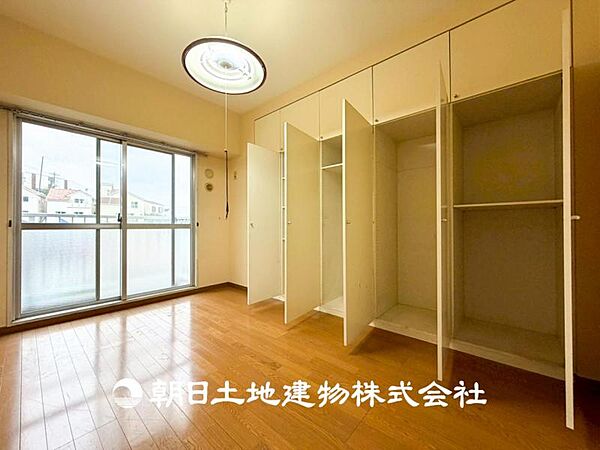 【洋室】大切な家族一人ひとりの大切な個別空間。趣味・感性で個性的に飾って頂けるようシンプルに仕上げてあります。