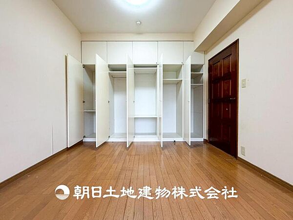 【洋室】一人時間を快適にすごせるように、落ち着いて過ごせる癒しと寛ぎの空間が欲しい。そんな願いを叶えました。
