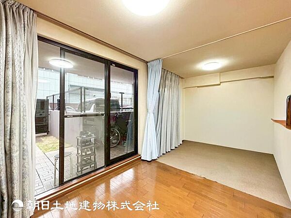 【洋室】爽やかな空間演出とセンス良く纏められた室内は寛ぎ空間でなければなりません。妥協せずにまとめ上げました。
