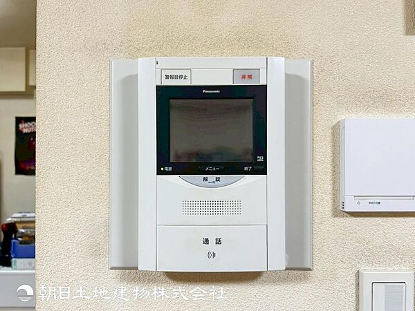 【モニター付インターホン】お子様のお留守番にも安心なＴＶモニタ付インタホン。来客者を確認できる上に留守中の録画もできます