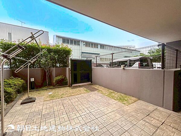 【お庭】元気なお子様のお外遊びも、自宅のお庭なら安心♪ガーデニングや家庭菜園など老後でも楽しめる空間があれば充実します