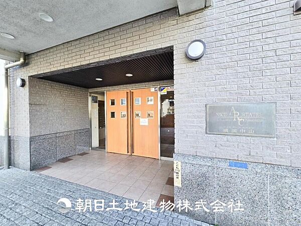 【エントランス】高級感漂う玄関と廊下。家族の帰り、遊びに来てくれる友人を温かく迎えるスペース。ハッピーな生活を予感させます。