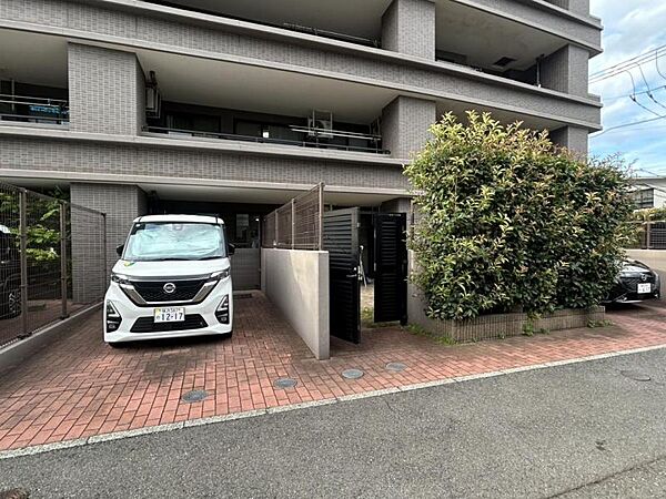 【駐車スペース】住戸から隣接の駐車場で利便性良好です。
