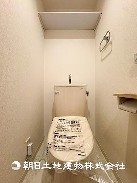 【トイレ】家族みんなが毎日使う場所だから。お掃除がしやすい方はいい。汚れをふき取り易いフロアと壁紙をチョイス致しました