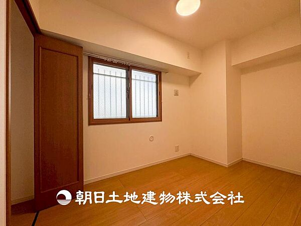 【洋室】一人時間を快適にすごせるように、落ち着いて過ごせる癒しと寛ぎの空間が欲しい。そんな願いを叶えました。