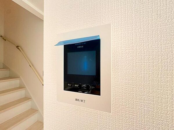 【モニター付インターホン】お子様のお留守番にも安心なＴＶモニタ付インタホン。来客者を確認できる上に留守中の録画もできます